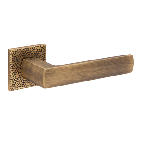 Chaves Pebbles Lever Handle, Matte Antique Brass